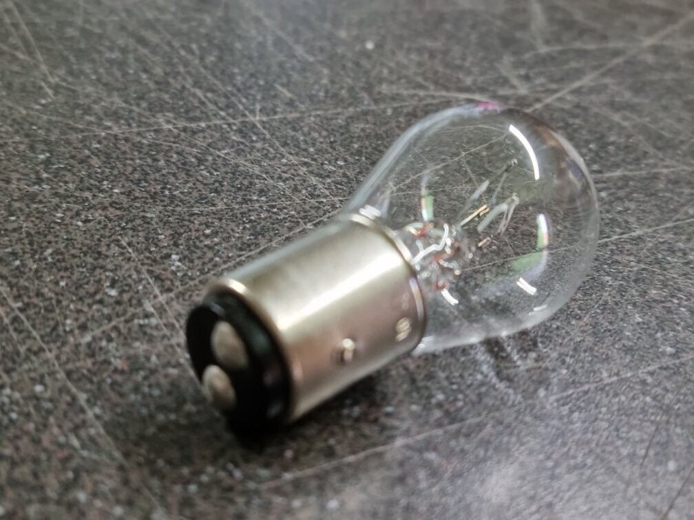 Glühbirne Glühlampe  ,21/4W 12V Tagfahrlicht /Standlicht für Lada Niva ab 2012