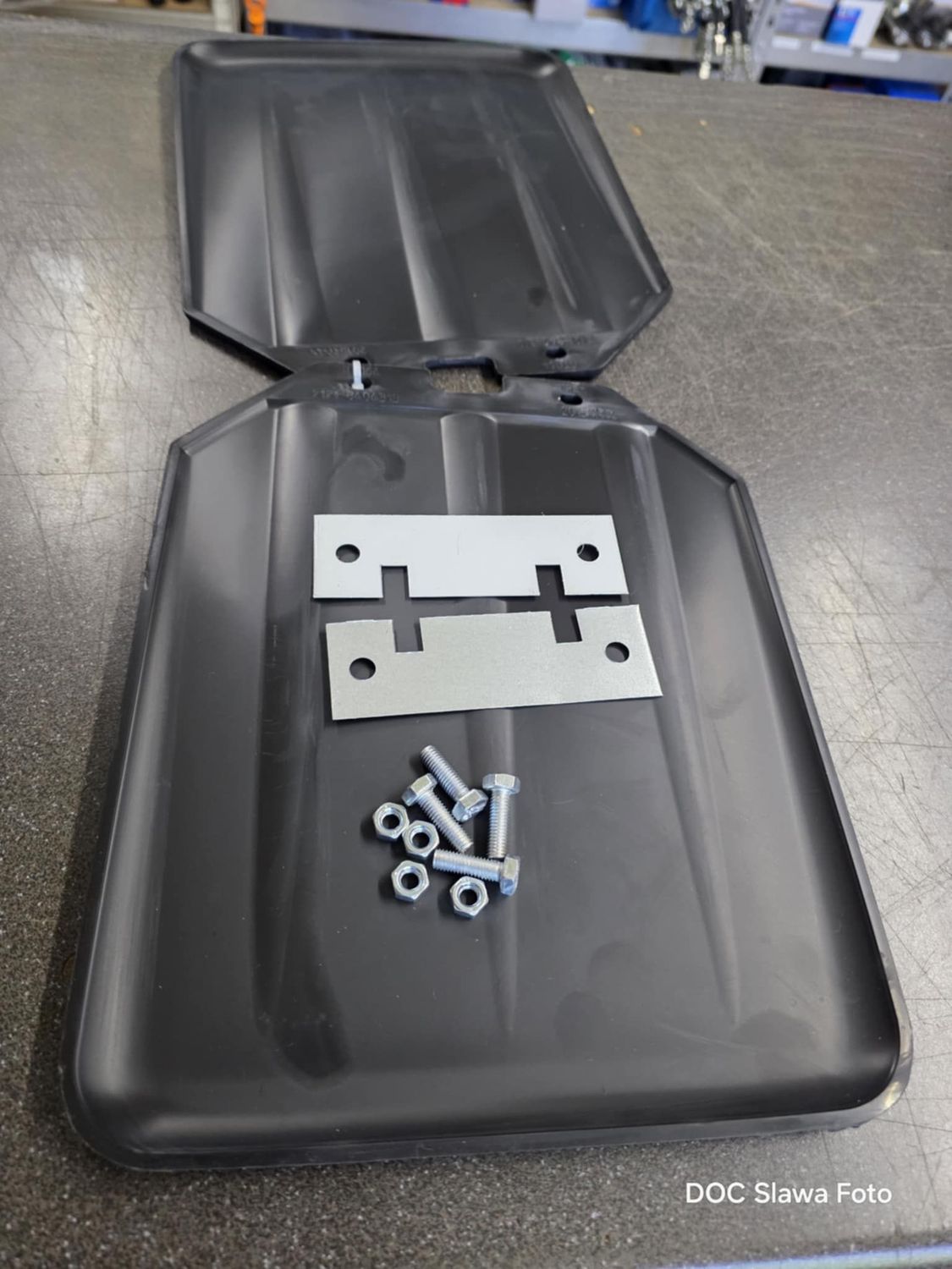 2x Schmutzfänger hinten mit Halter, Lada 4x4