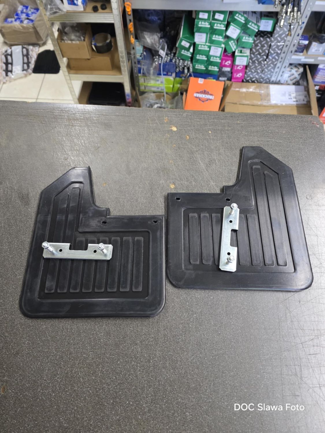 2x Schmutzfänger vorne mit Halter, Lada 4x4
