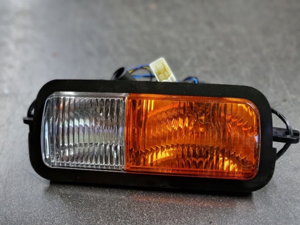 Blinker links, Original für alle Lada Niva 4x4 Blinker links, Original für alle Lada Niva 4x4 "M" mit Tagfahrlicht