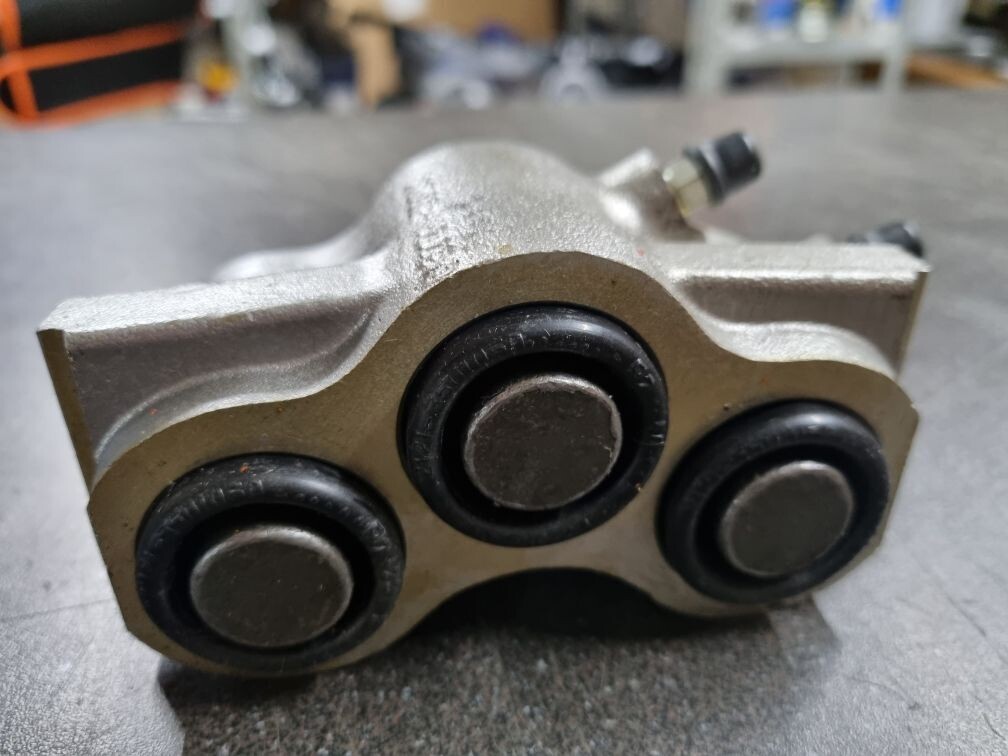 Bremssattel links für Lada Niva  4x4 , bis 2016