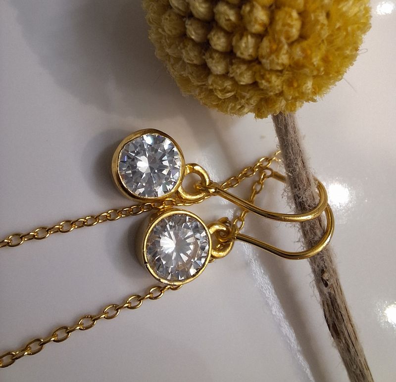 GLITTERY DROP Ohrringe aus 925 Silber vergoldet mit Zirkonia GLITTERY DROP Ohrringe aus 925 Silber vergoldet mit Zirkonia