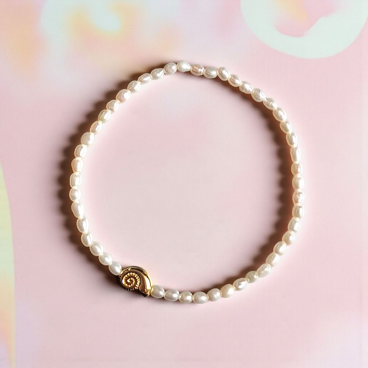 AMMONITE Armband aus Süßwasserperlen und 925 Silber (vergoldet)