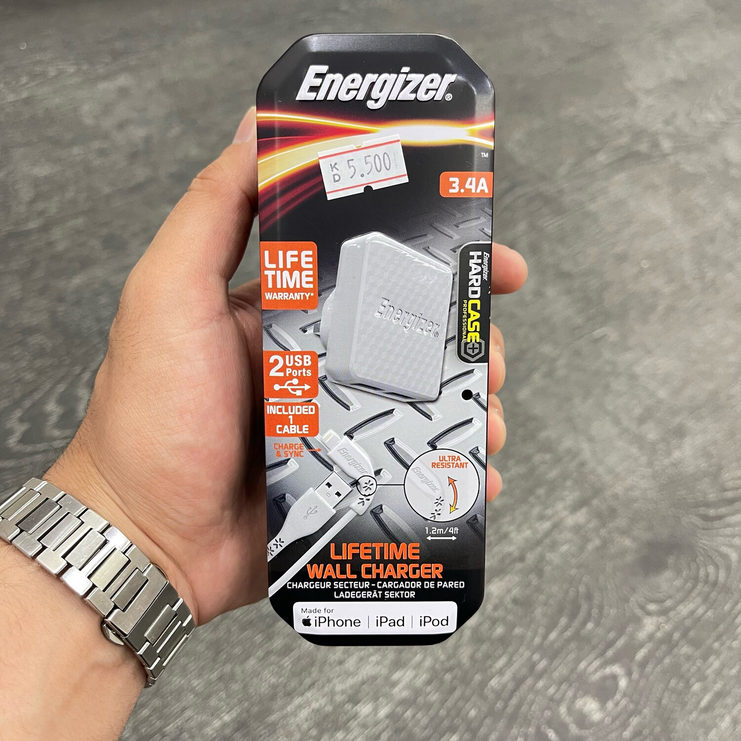 A complete charger from Energizer, for iPhone lightning, with a lifetime warranty Two USB slots, certified by Apple, are resistant to breakage
