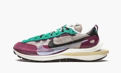 NIKE  VAPORWAFFLE &quot;Sacai - Villain Red / Neptune Green&quot;