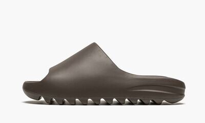 ADIDAS YEEZY
YEEZY SLIDE
&quot;Soot&quot;