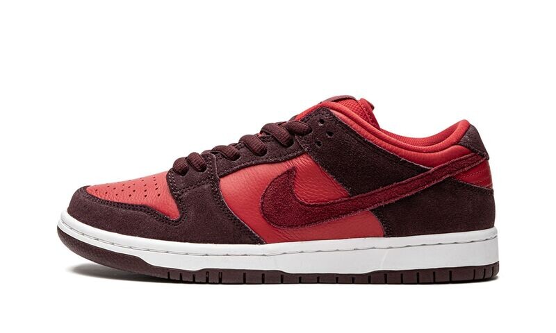 NIKE
SB DUNK LOW
&quot;Cherry&quot;