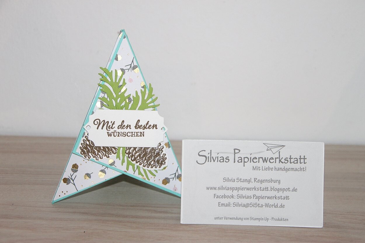 Pyramidenkarte mit Tannenzapfen