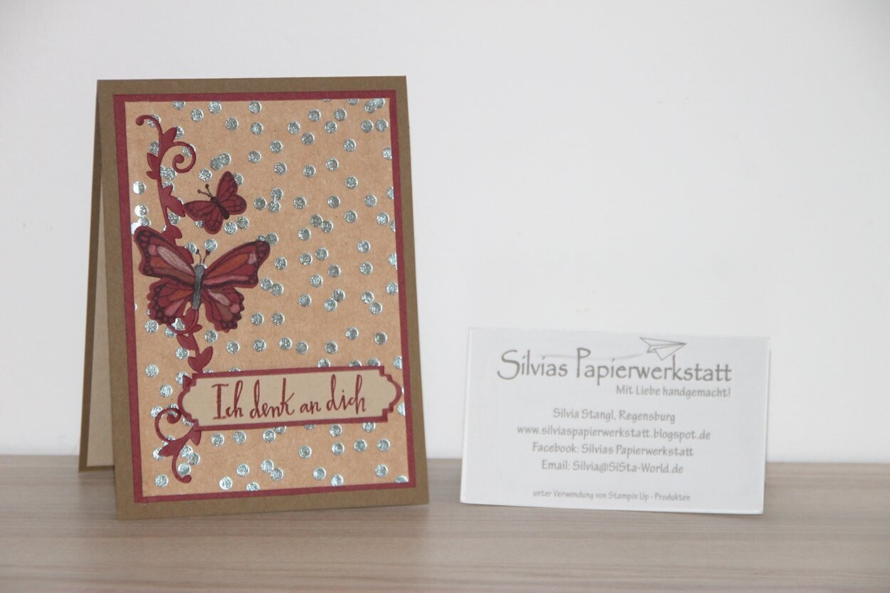 Silberne Glitzerpunkte und Schmetterlinge