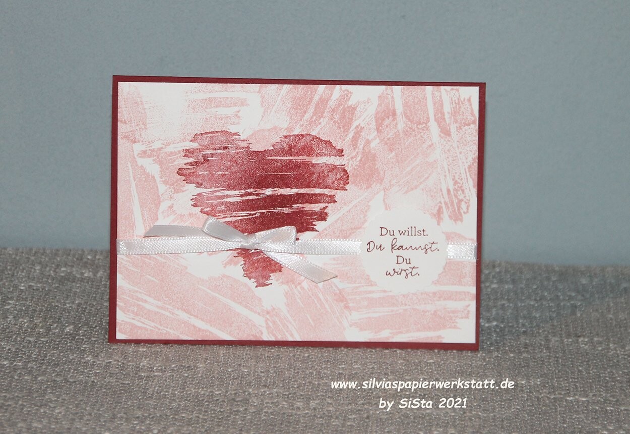 Rotes Herz mit Schleife