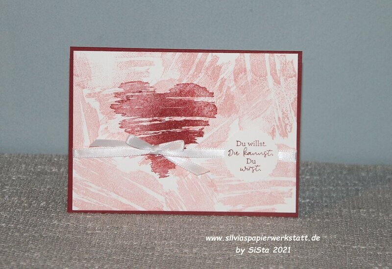 Rotes Herz mit Schleife