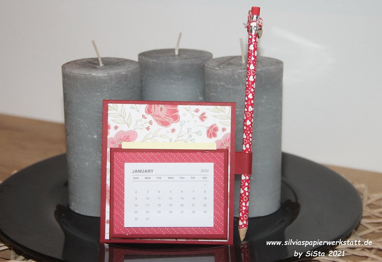Tischaufsteller: Kalender Post It Fach und Bleistiftschlaufe