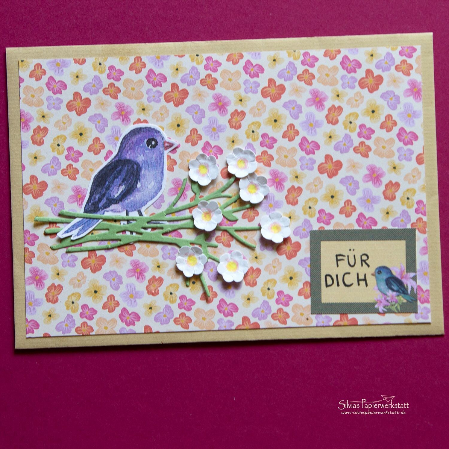 Vogel auf Blütenzweig