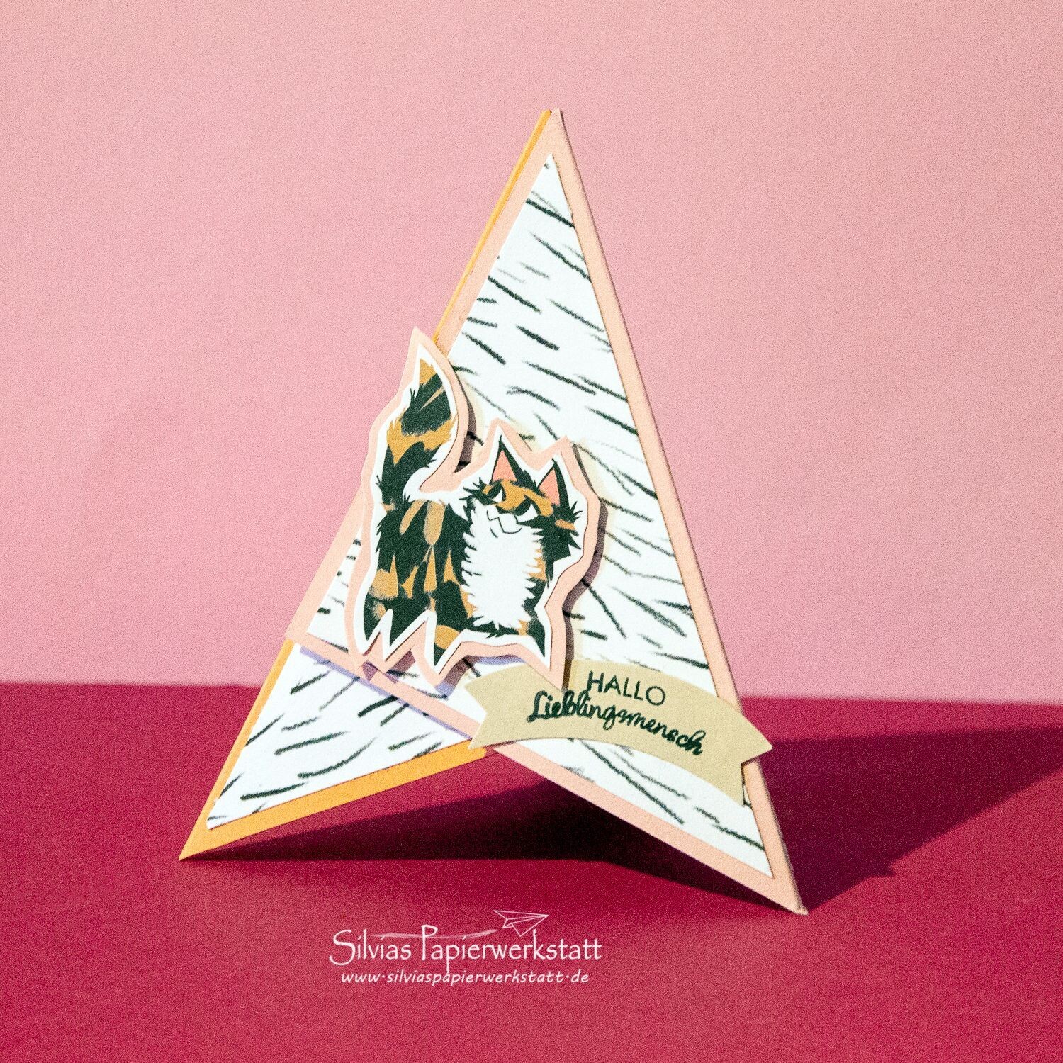 Pyramidenkarte mit Katze