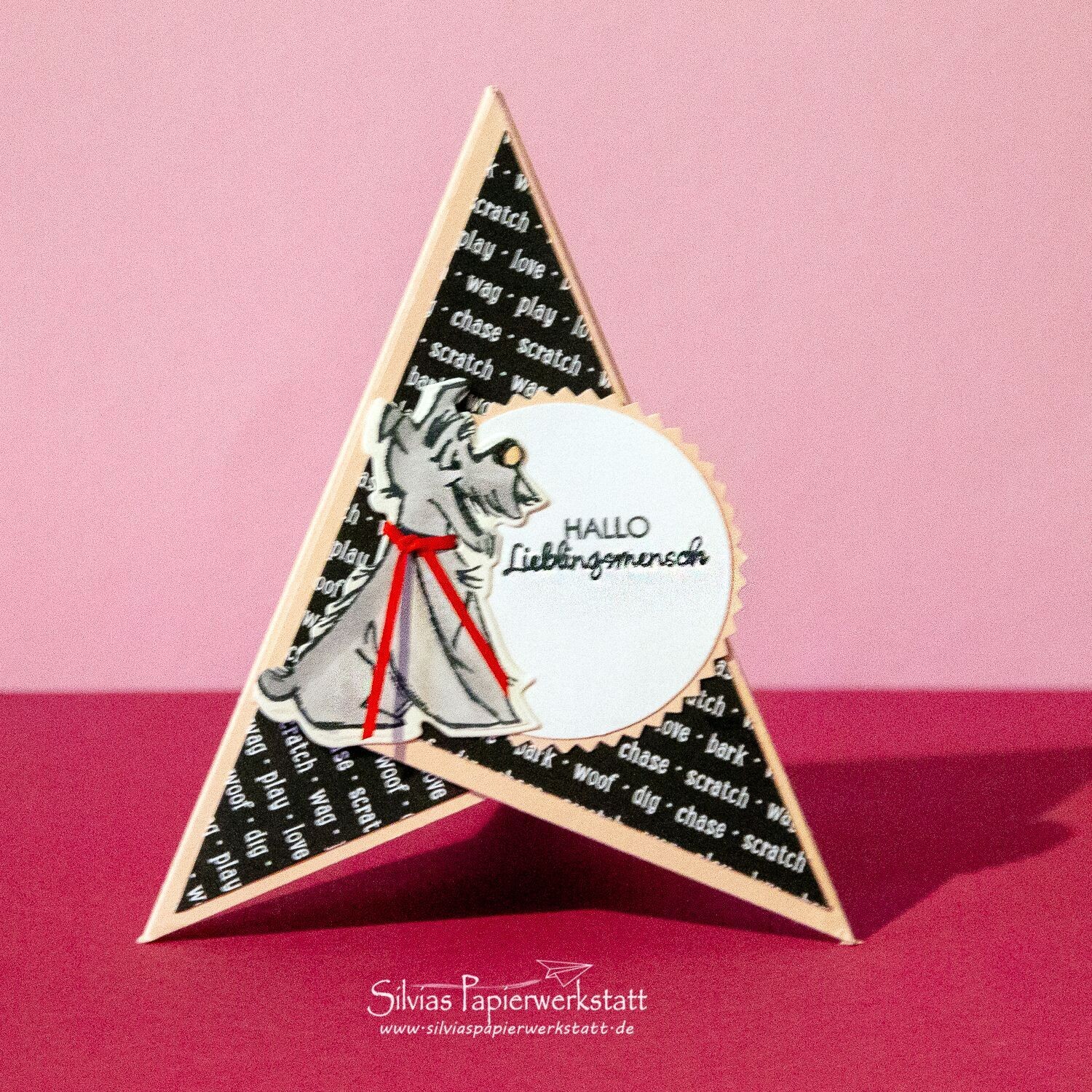 Pyramidenkarte mit Hund