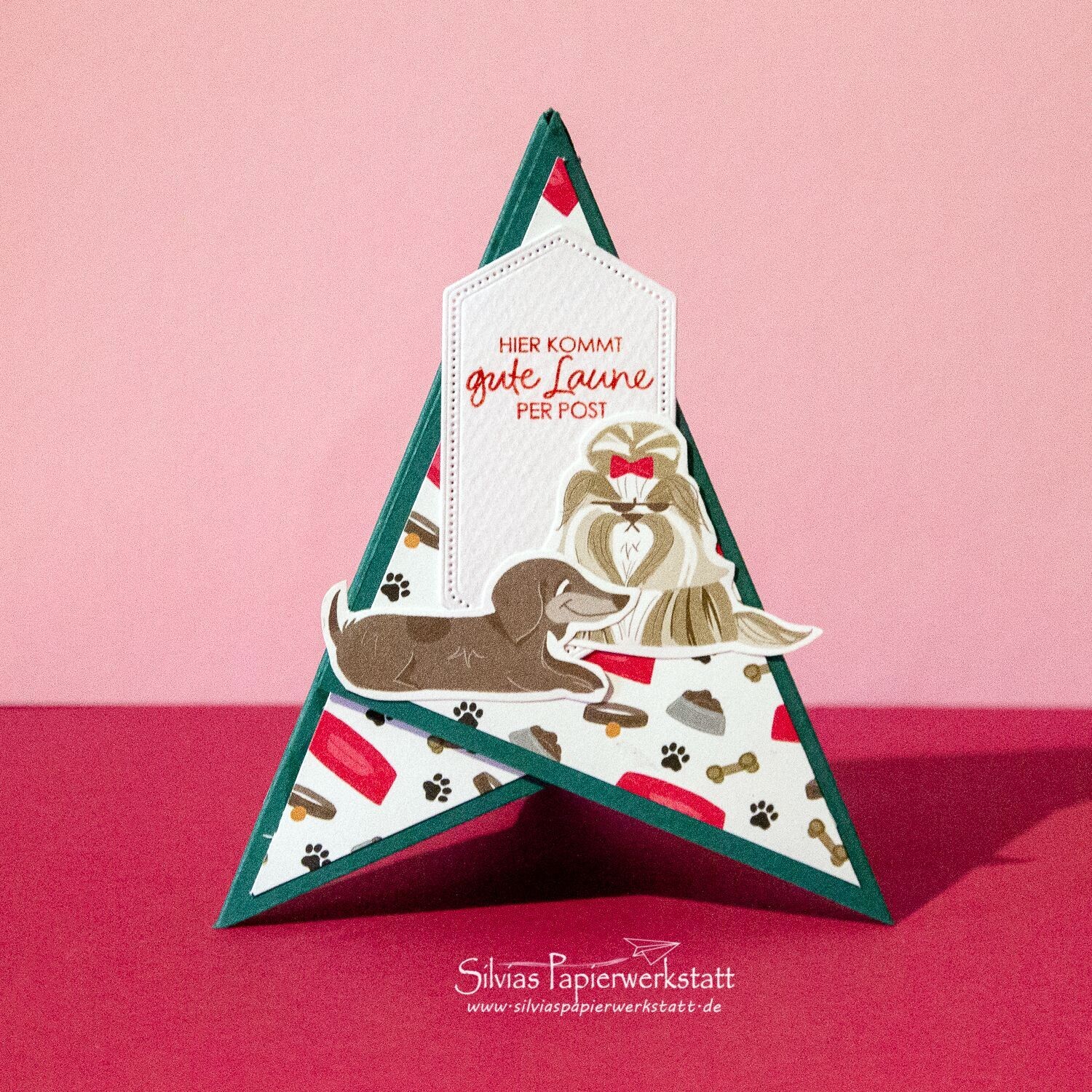 Pyramidenkarte mit Hunden