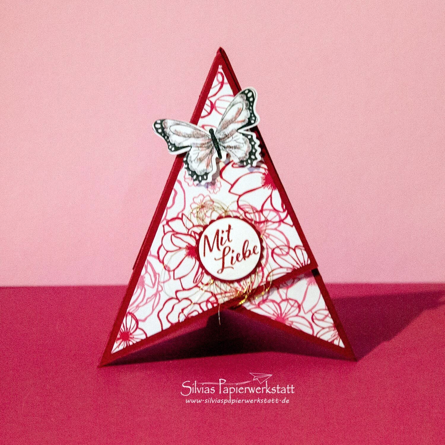 Pyramidenkarte mit Schmetterling