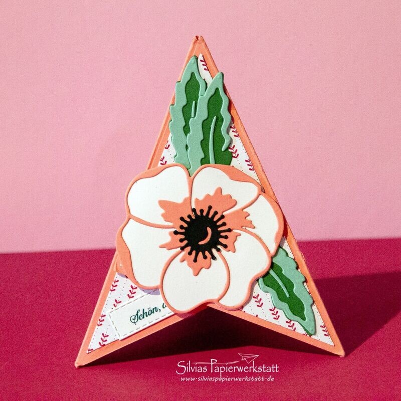 Pyramidenkarte mit Blüte