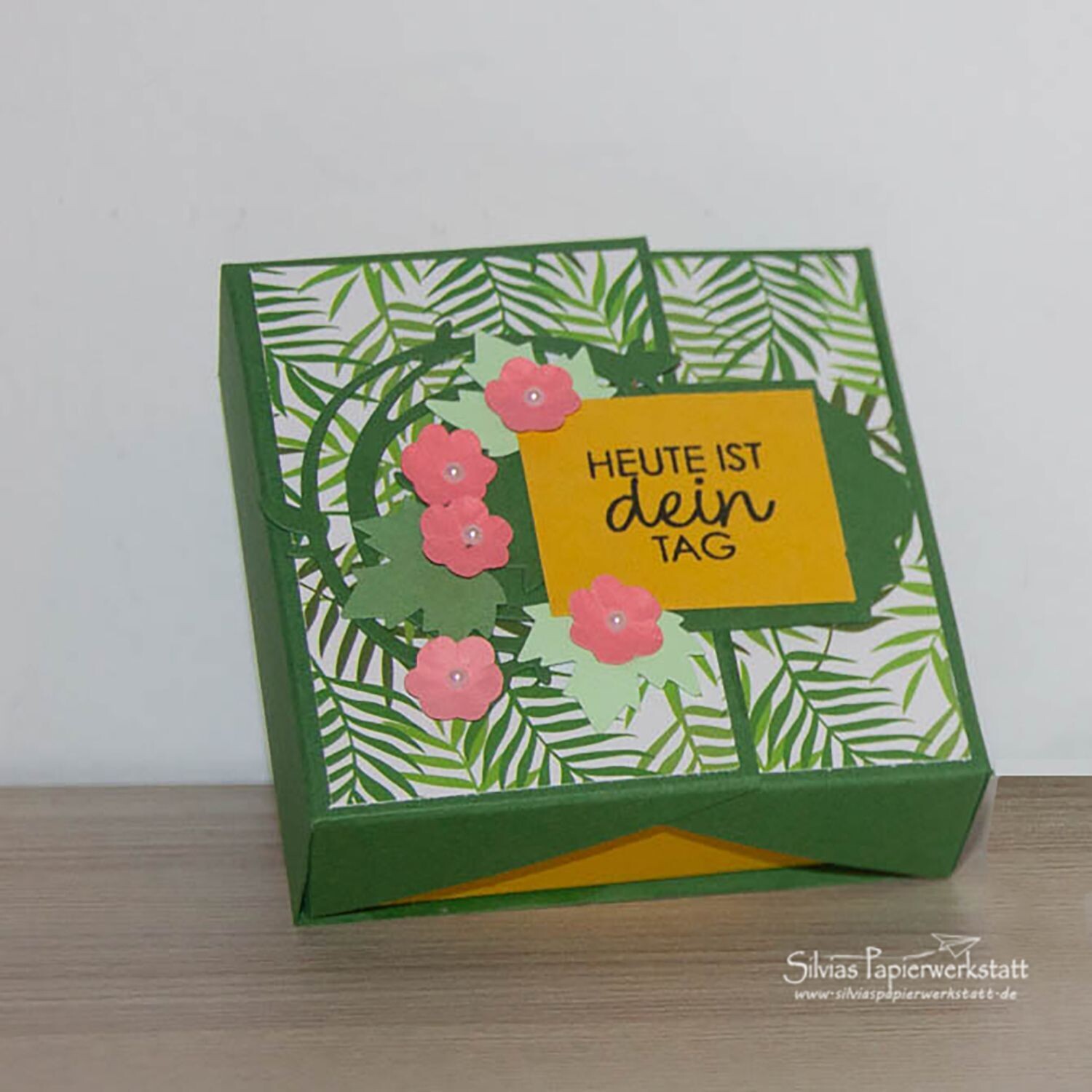 Flügel-Box mit Blätter und Blumen