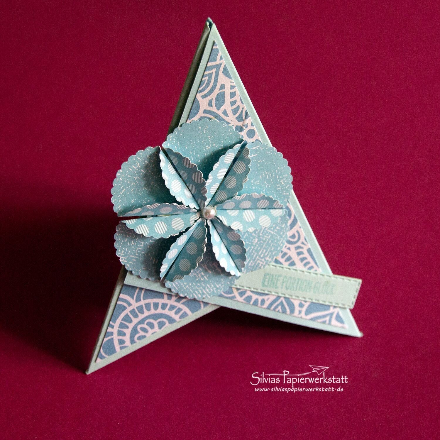 Pyramidenkarte mit Blüte