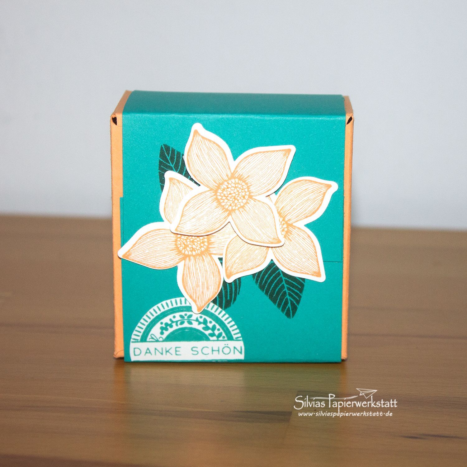Box mit hübschen Blumen