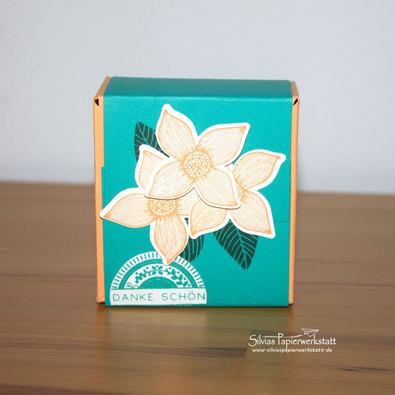 Box mit hübschen Blumen