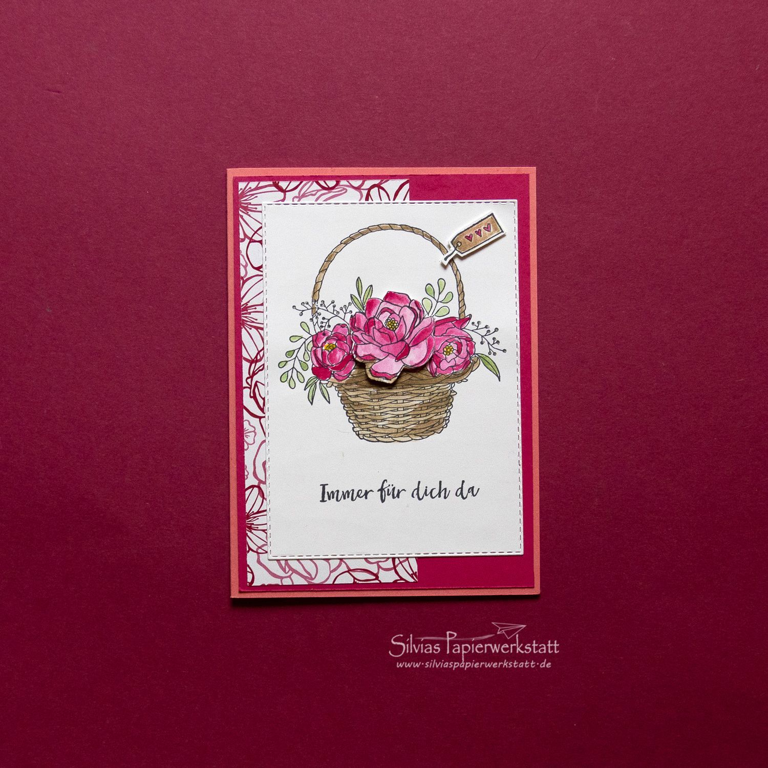 Blumenkorb mit rosa Blüten