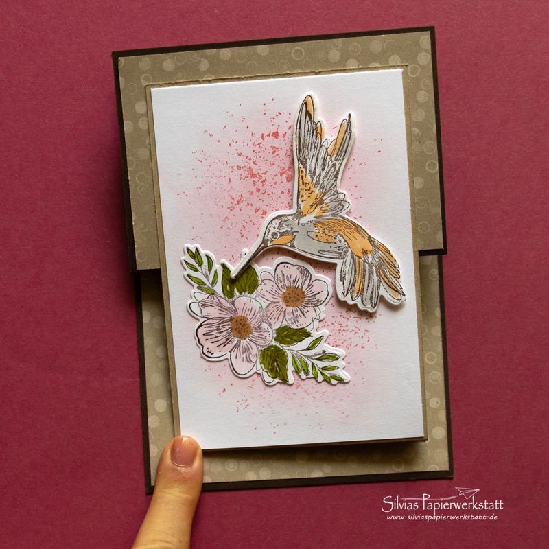 Kolibri mit Blüten