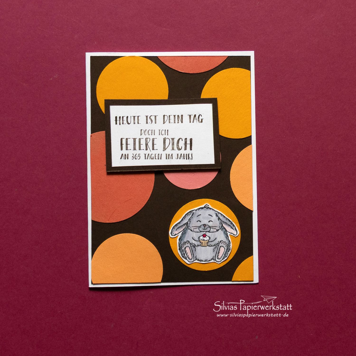 Kleines Häschen mit Kuchen