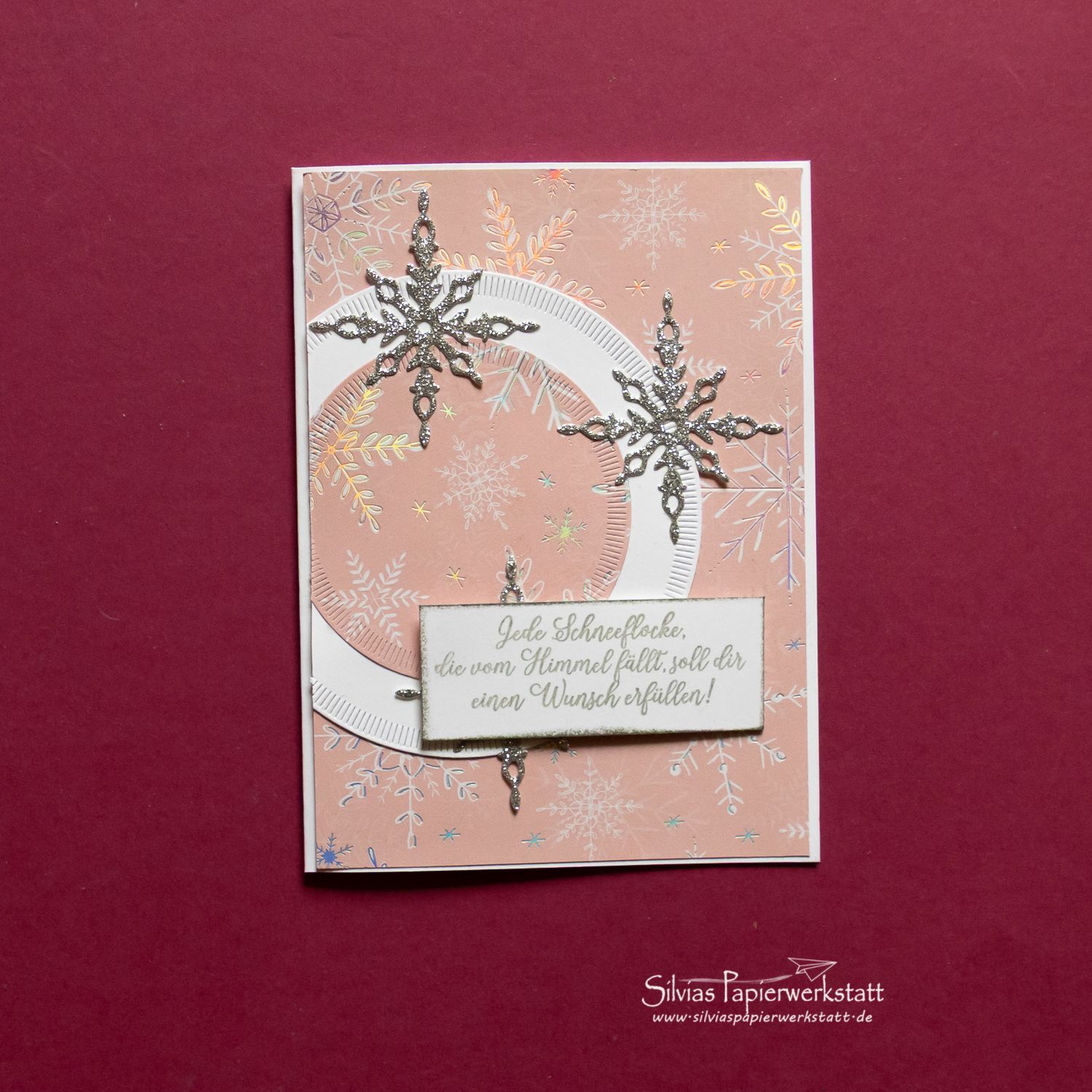 Schneeflocken auf weißem Hintergrund