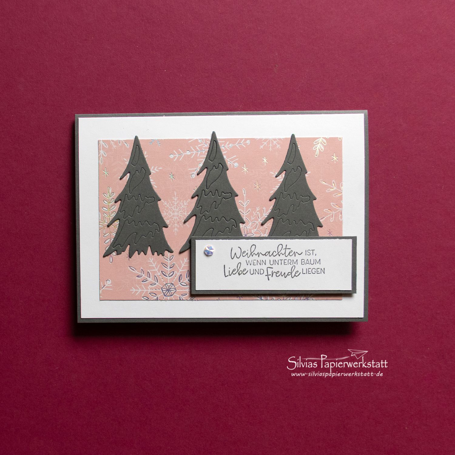 Baumzauber auf Schneeflockenpapier