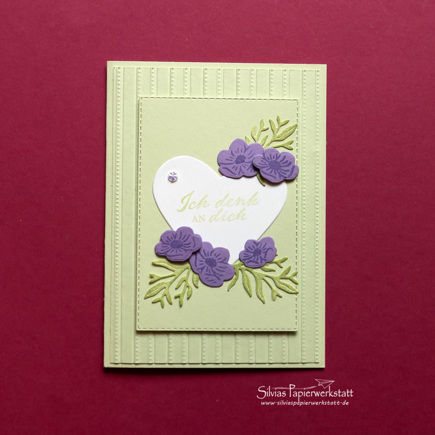 Lindgrün und Heideblüte mit Herz