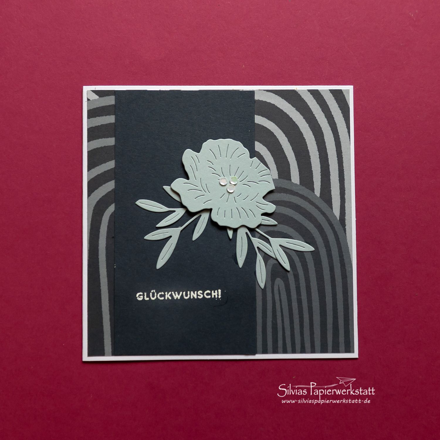 Ton in Ton mit hellblauer Blüte Ton in Ton mit hellblauer Blüte