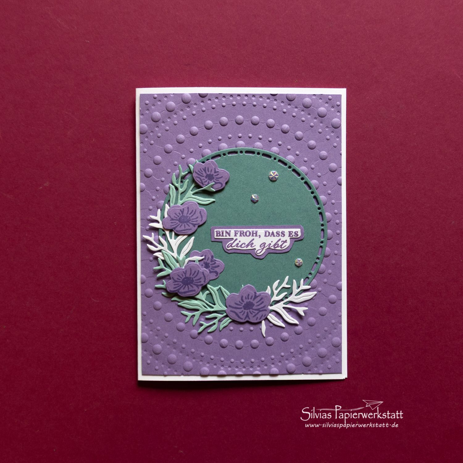 Kreis mit lila Blüten