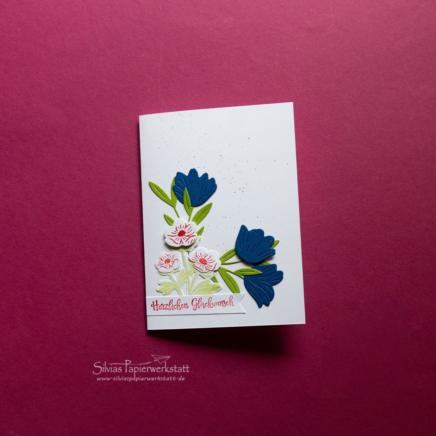 Blaue Blüten auf Weiss Blaue Blüten auf Weiss