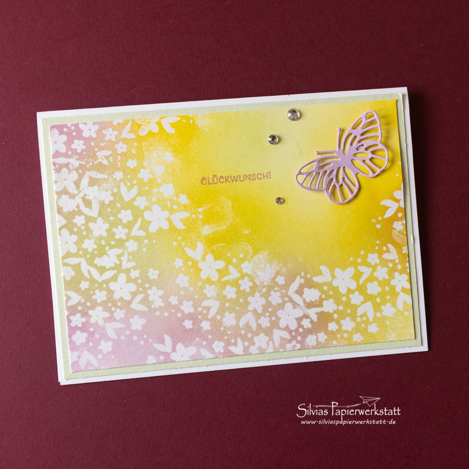 Schmetterling auf zarten Blüten