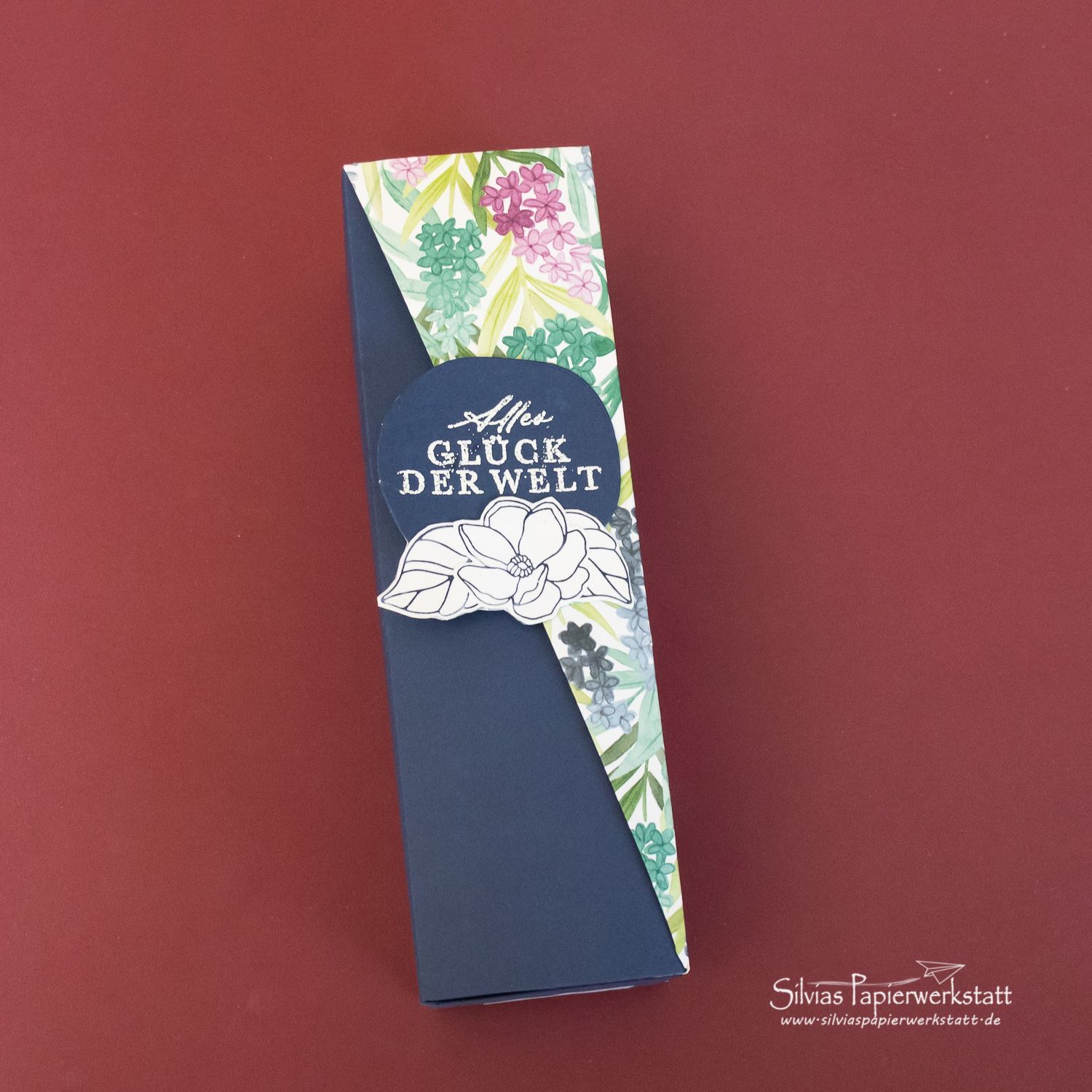 Flaschenverpackung mit hübschen Blüten