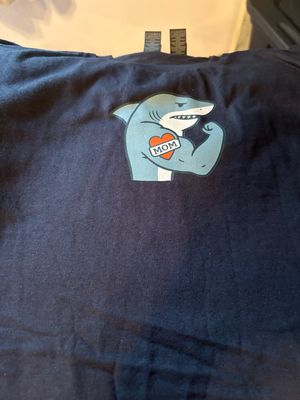 Men’s T-Shirt with image of Bullshark w/Mom