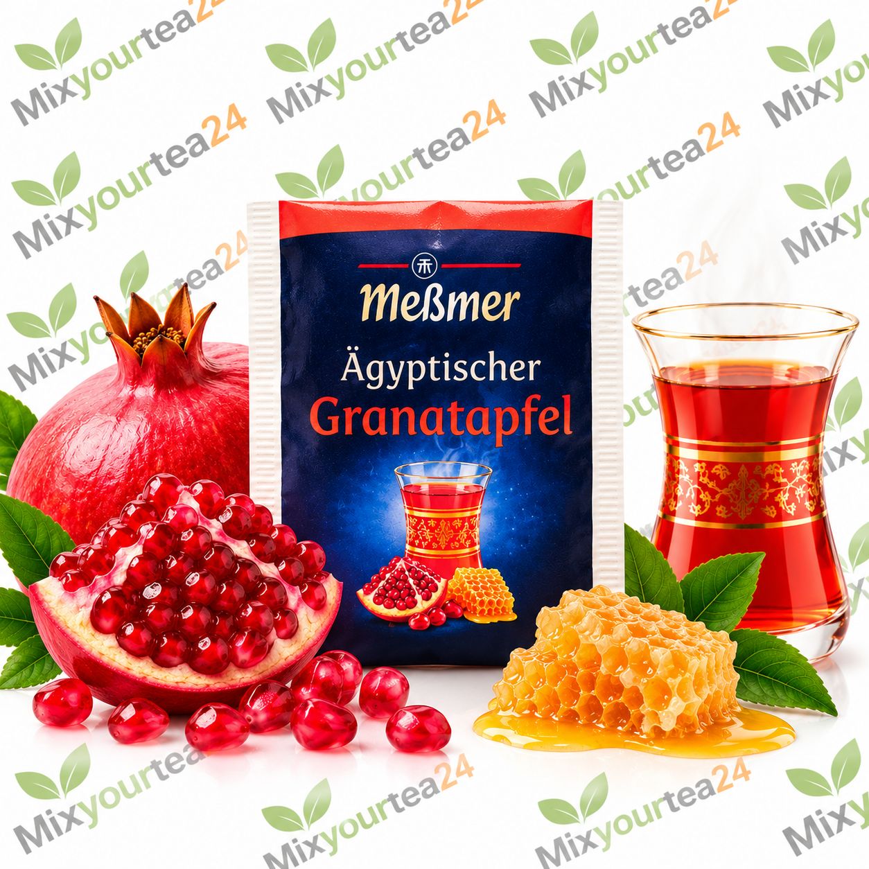 Meßmer Ägyptischer Granatapfel – Früchtetee mit Granatapfel-Honig-Geschmack, einzeln verpackter Teebeutel à 2,5 g Meßmer Ägyptischer Granatapfel Früchtetee mit Granatapfel, Honig und Teeglas vor Mixyourtea24-Hintergrund.
