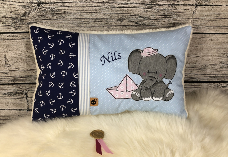 Elefant mit Papierboot Kissen