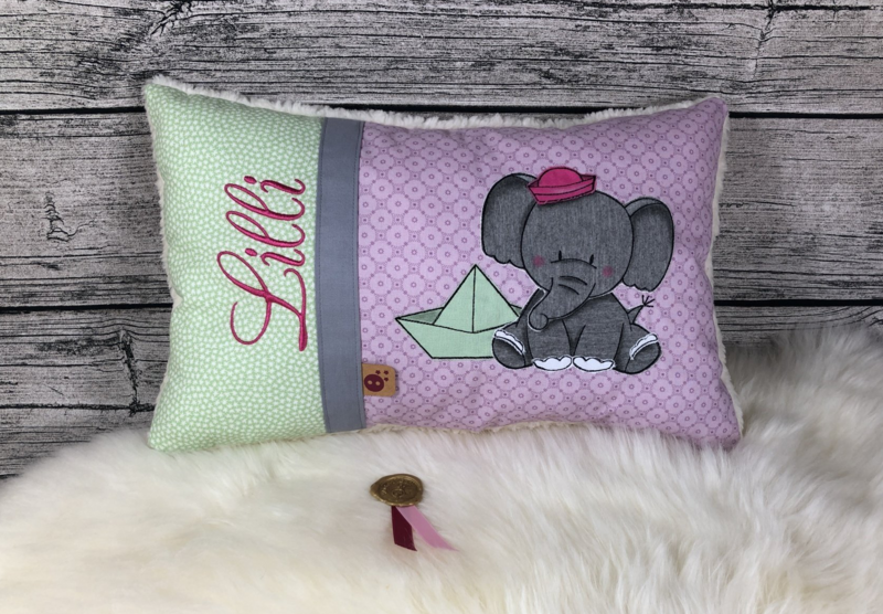 Elefant mit Papierboot Kissen