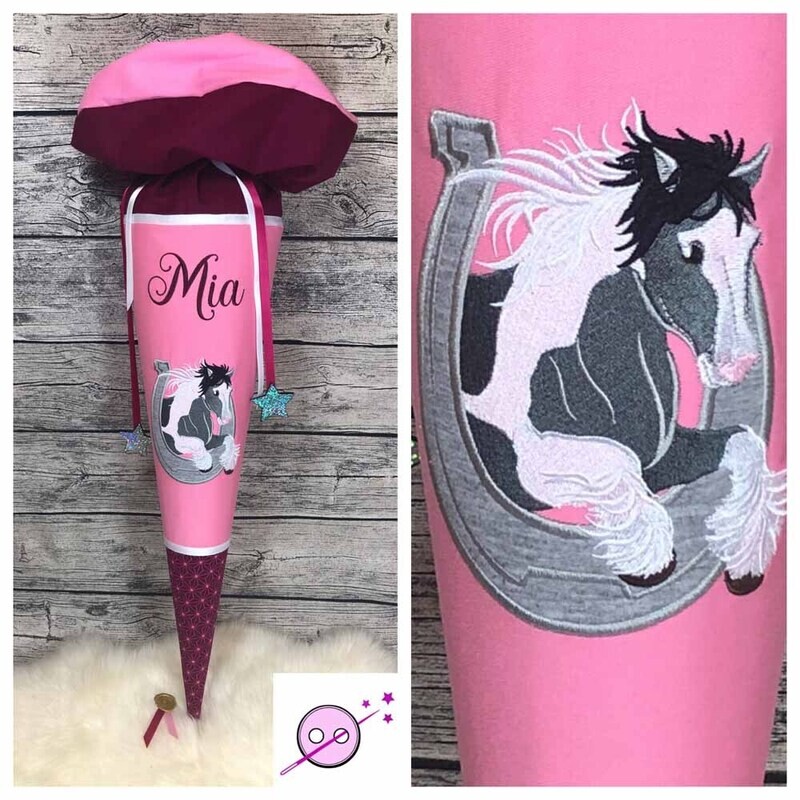 Pferd im Hufeisen Schultüte Pferd im Hufeisen Schultüte aus Stoff individuell mit Namen für Mädchen. Ein sehr aufwendig gesticktes Motiv mit einem Pferd welches durch ein Hufeisen springt Das Pferd ist grau/weiß auf pinken Hintergrund. Die Spitze und der Verschluss sind weinrot.