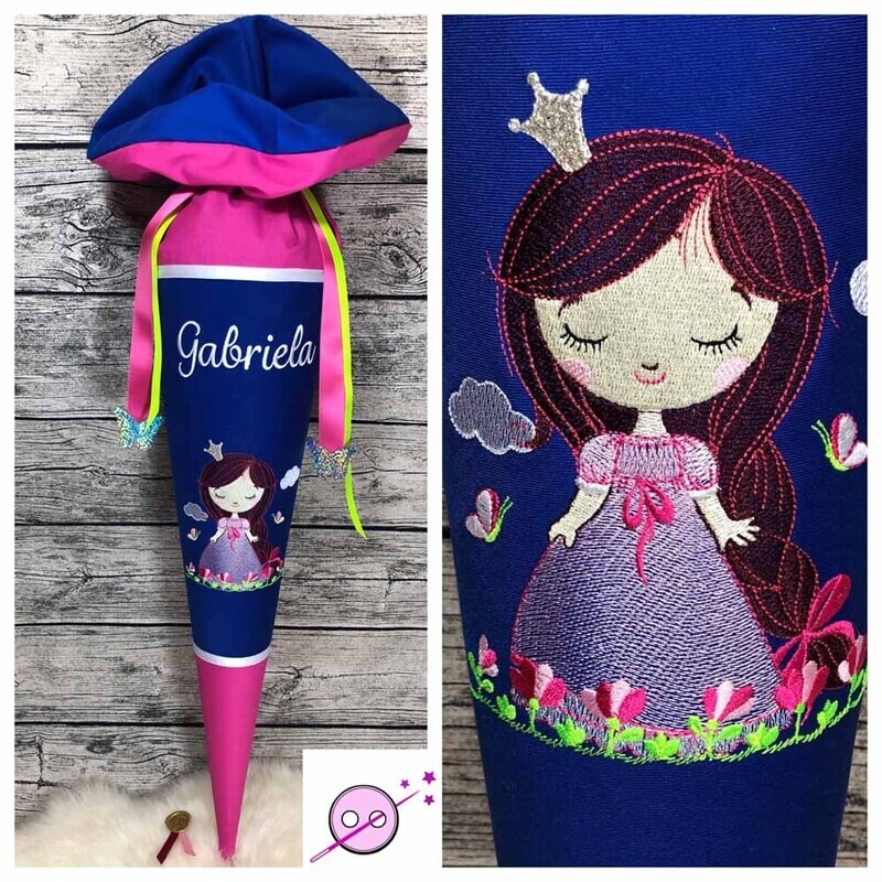 Prinzessin Schultüte Schultüte Prinzessin mit Name individuell aus Stoff für Mädchen. Eine Zuckertüte mit einer gestickten Prinzessin auf Blauem Hintergrund. Die Spitze und das Verschlussteil sind magenta.