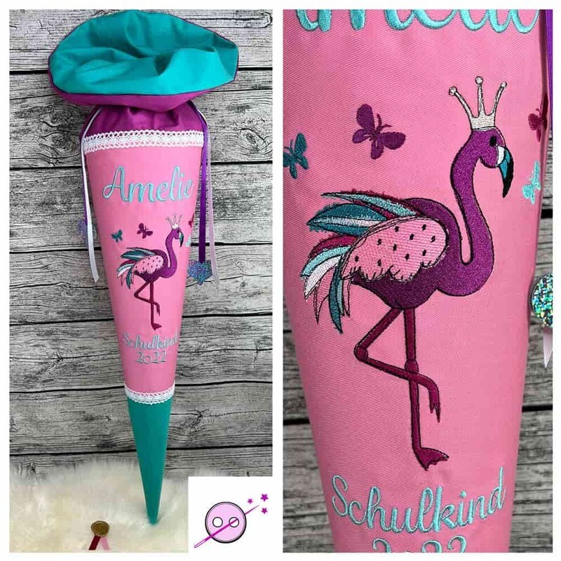 Flamingo Schultüte Flamingo Schultüte für Mädchen aus Stoff individuell mit Namen zur Einschulung. Eine Zuckertüte in Pink, smaragdgrün und lilapink. In der Mitte befindet sich ein süßer Flamingo mit einr Krone. Um ihn herum sind Schmetterlinge.