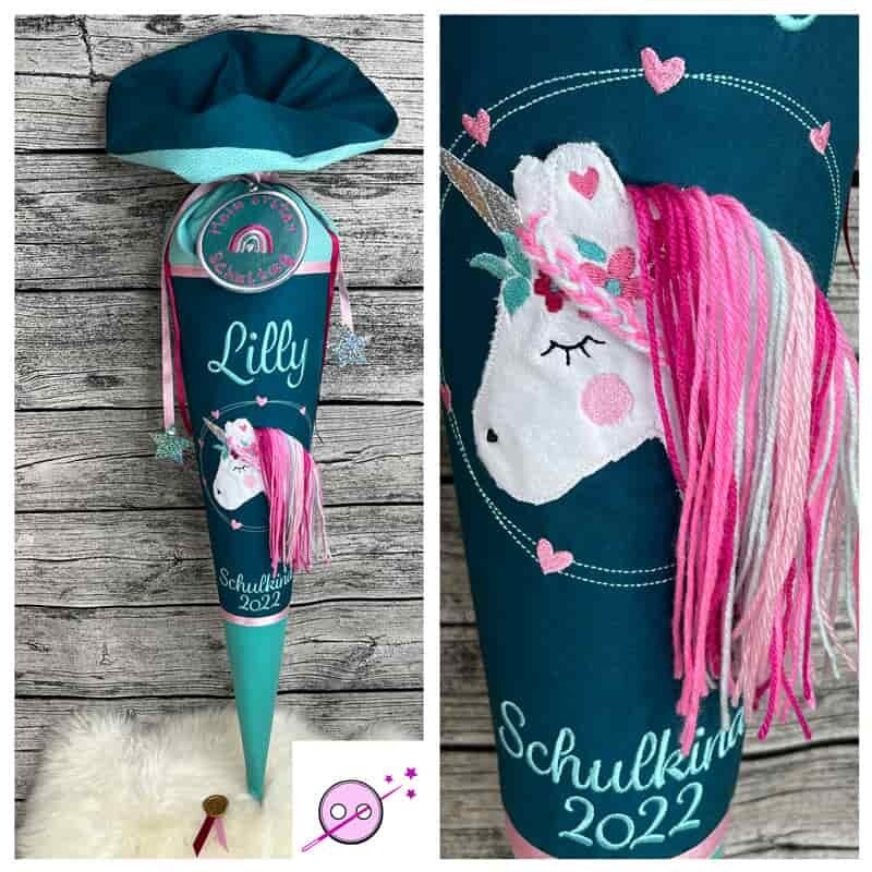 Einhorn Schultüte 3D Einhorn Schultüte 3D aus Stoff individuell mit Namen für Mädchen. Ein wunderschönes Plüschperd mit Blumen auf dem Kopf und eine 3D regenbogenfarbene Mähne aus Wolle. Der Hintergrund ist petrol und die Spitze Smaragdgrün.