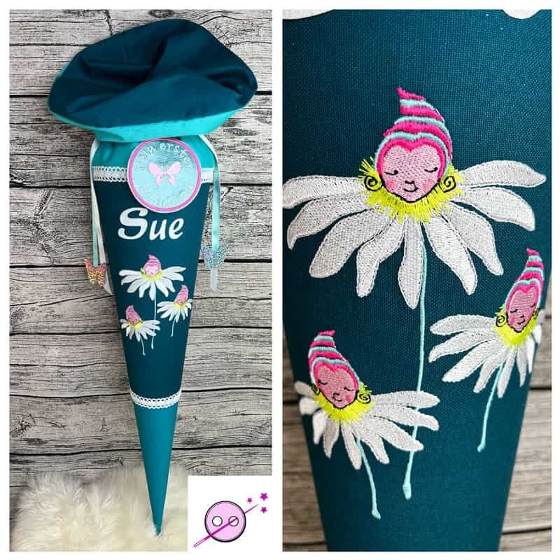 Schultüte mit Blüten Feen Schultüte mit Blüten Feen aus Stoff individuell mit Namen für Maedchen. Die Zuckertüte hat ein Motiv mit 3 bestickten Blütenfeen auf Petrol hintergrund. Die Spitze und der Verschluss sind aus samargd und petrolfarbenen Stoff.