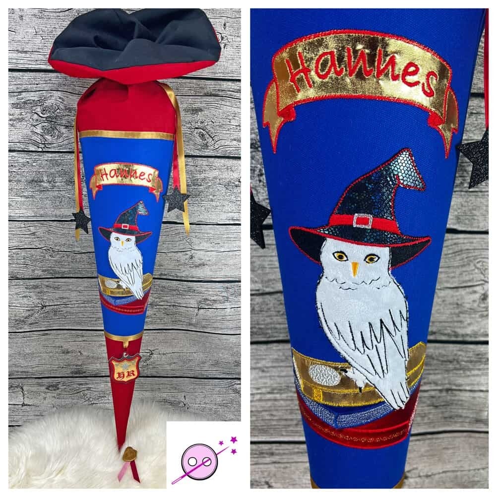 Schultüte Eule Zauberer aus Stoff individuell mit Namen für Jungen und Mädchen. Eine außergewöhnliche Schultüte mit bunten Schimmer und weißem Plüschstoff. Eine Eule mit einem Zauberhut sitzt auf einem Bücherstapel. Farben blau, rot und schwarz.