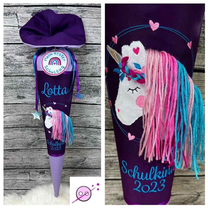 Einhorn Schultüte 3D lila türkis mit Name individuell aus Stoff für Mädchen. Ein weißes Plüsch Einhorn mit Regenbogenmähne auf Lila Hintergrund.