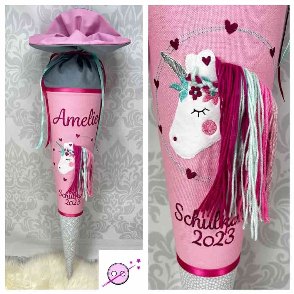 Einhorn Schultüte 3D in grau/rosa mit Namen aus Stoff individuell. Ein weißes Plüsch Einhorn, mit regenbogen Mähne aus wolle. Der Spitze und der Verschluss sind grau.