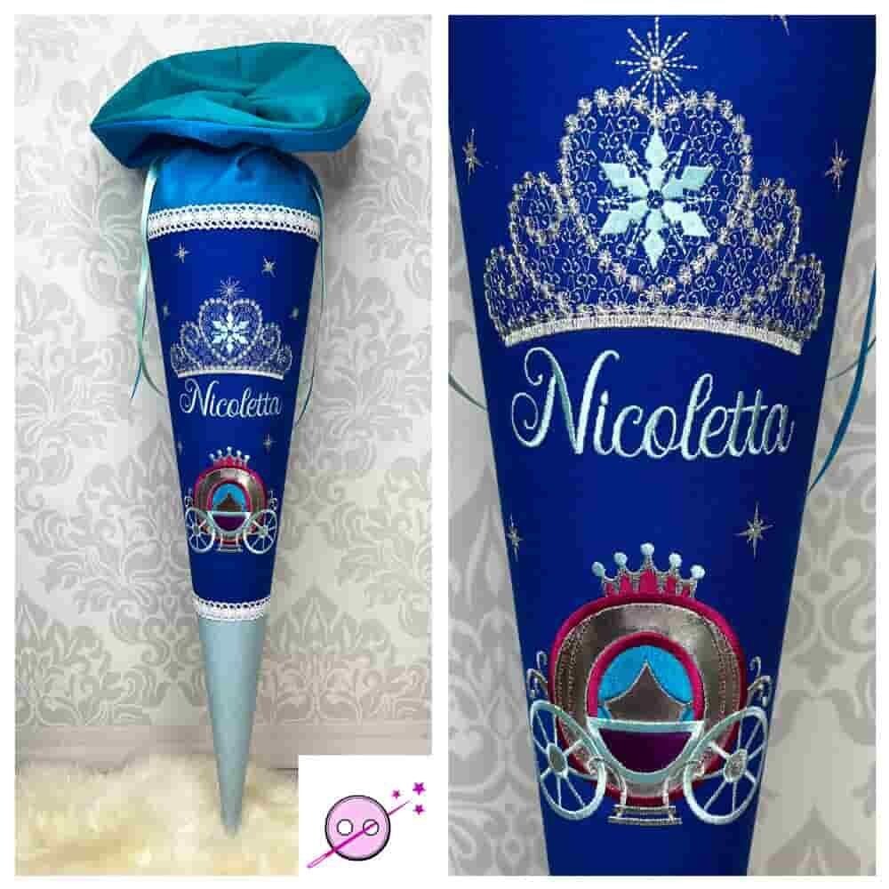 Schultüte Königin im Eis aus Stoff mit Namen individuell für Mädchen. Eine wunderschöne Schultüte in royalblau mit einer Kutsche und einer Krone. Der Name wird unter der Krone platziert. 